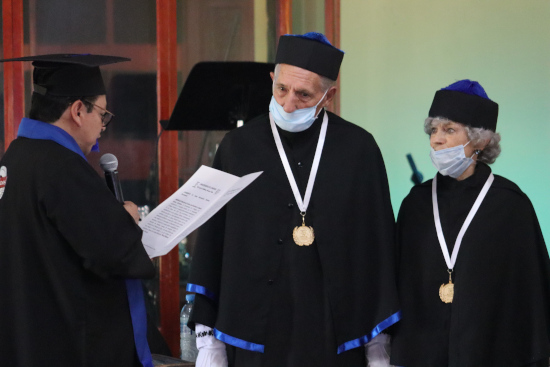 Amilcar Cruz Sarmiento, Academic Coordinator of the Theological Faculty honors Kershners